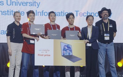El trío de Tokio celebra la victoria en el ICPC Challenge (PRNewsfoto/Huawei Technologies Co., Ltd)
