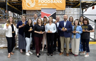 Team members from Iowa-based Fareway Stores and the Sioux Honey Co-op joined Food Bank of Iowa leaders on Sept. 10 for a substantial honey donation to the food bank consisting of 6,480 bottles of Sue Bee® honey.