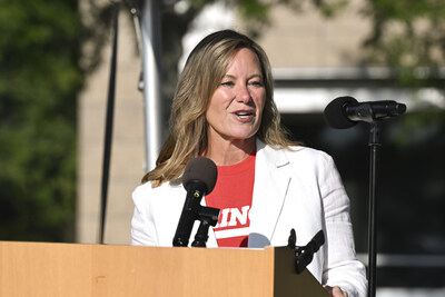 Grainger’s CHRO, Melanie, delivering opening remarks