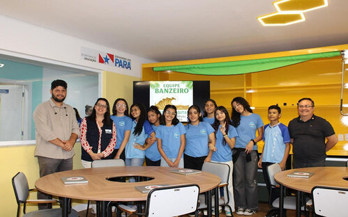 Students and teachers from Breves Public School, Pará State, Brazil/ Photo credit: Huawei