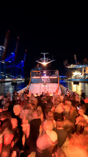 Moonbootica und glo™ feiern das „Most Hamburg Set Ever" auf der Elbe