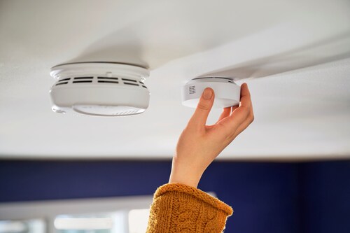 The SimpliSafe® Smoke & Carbon Monoxide (CO) Alarm Listener enables customers to pair their existing smoke and CO detectors with SimpliSafe’s connected system and 24/7 professional monitoring for fire and carbon monoxide hazards. The Alarm Listener can differentiate between smoke and carbon monoxide alarms and transmit the appropriate alarm signal to the SimpliSafe Base Station, ensuring reliable performance and, when paired with professional monitoring, enable a rapid emergency response. (PRNewsfoto/SimpliSafe) The SimpliSafe® Smoke & Carbon Monoxide (CO) Alarm Listener enables customers to pair their existing smoke and CO detectors with SimpliSafe’s connected system and 24/7 professional monitoring for fire and carbon monoxide hazards. The Alarm Listener can differentiate between smoke and carbon monoxide alarms and transmit the appropriate alarm signal to the SimpliSafe Base Station, ensuring reliable performance and, when paired with professional monitoring, enable a rapid emergency response. (PRNewsfoto/SimpliSafe)