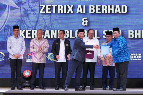 Front row: Datuk Mohd Jimmy Wong Abdullah, Director of Zetrix AI Berhad (left) and Dato’ Dr. Sirajuddin Suhaimee, Director General of Department of Islamic Development Malaysia (JAKIM) (right), during the signing of the Letter of Intent between Zetrix AI Berhad and the Government of Malaysia, through the Prime Minister’s Department (Religious Affairs). Back row, from the left: The signing was witnessed by YB Tuan Haji Mohd Fared bin Khalid, Chairman of the Johor State Islamic Religious Affairs Committee; YB Dato’ Haji Asman Shah bin Abd. Rahman, Secretary of the Johor State Government; YAB Dato’ Onn Hafiz bin Ghazi, Chief Minister of Johor; YAB Dato’ Seri Anwar bin Ibrahim, Prime Minister of Malaysia; and YB Senator Dato’ Setia Dr. Haji Mohd Na’im bin Haji Mokhtar, Minister in the Prime Minister’s Department (Religious Affairs).