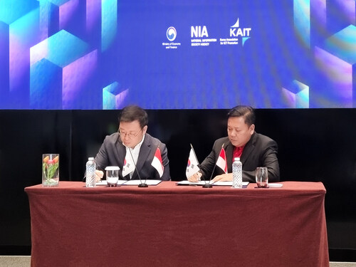 O.NE PEOPLE Director Nam Jeong-hyo (left) and APJASI Director Subkhan (right) sign a memorandum of understanding in Jakarta on September 3 to strengthen ICT cooperation and support market expansion.