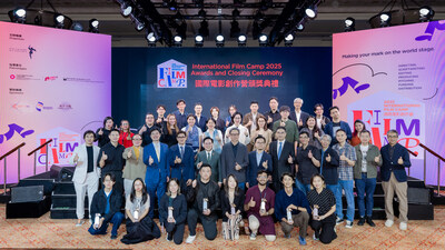 18名創作營參加者與一眾嘉賓周一出席於澳門倫敦人舉行的「國際電影創作營2025」頒獎典禮及閉幕儀式。本屆電影創作營聚焦電影創意與產業實務，旨在透過藝術交流激發年青電影工作者的創意潛力，建立業內人脈，提升他們對行業的認識及鞏固其實戰能力，為他們日後的電影之路奠下良好根基。
