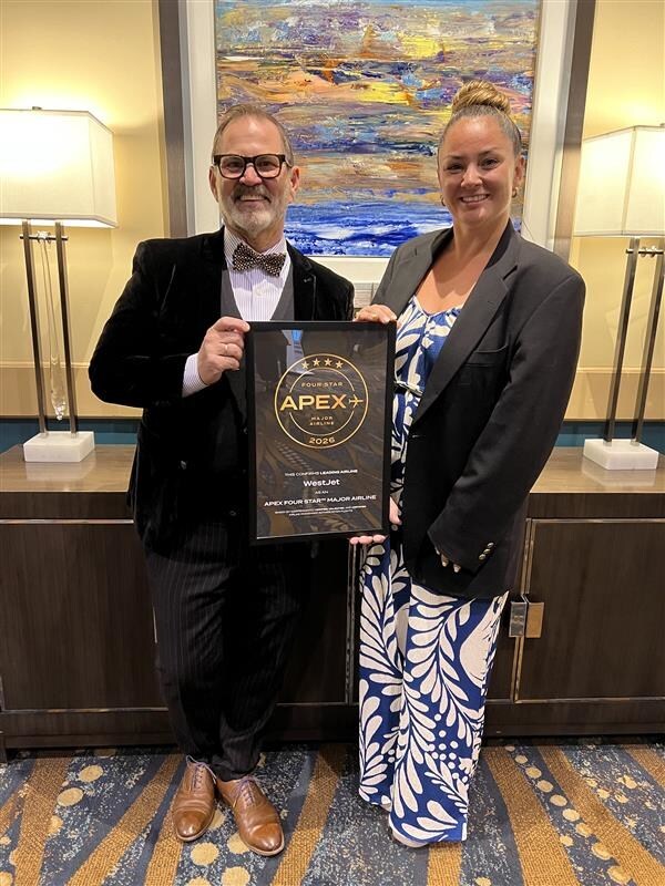 WestJet's Vice President, Inflight, Robert Antoniuk and Program Manager, Inflight Experience, Danielle Symington accept award (CNW Group/WESTJET, an Alberta Partnership)