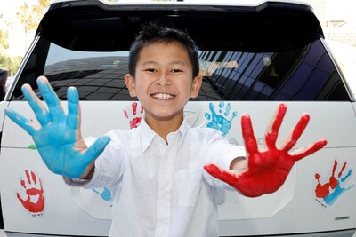 Hyundai Hope on Wheels National Youth Ambassador, Jackson Trinh, at a Handprint Ceremony at UCLA Mattel Children’s Hospital in Los Angeles on Aug. 5, 2025. (Photo/Hyundai)