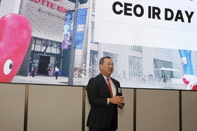 Vice Chairman and Group CEO of Lotte Retail, Samuel Sanghyun Kim, speaking at the CEO IR Day in Korea