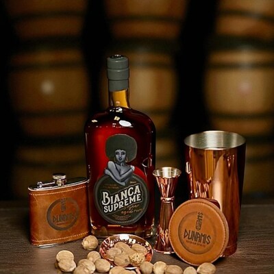 Ron Bianca Supreme — 5 años envejecido en barrica para una suavidad y profundidad inigualables. Orgulloso ganador de múltiples medallas de oro a la excelencia en la artesanía. Prueba el patrón oro del ron. Ron Bianca Supreme — 5 años envejecido en barrica para una suavidad y profundidad inigualables. Orgulloso ganador de múltiples medallas de oro a la excelencia en la artesanía. Prueba el patrón oro del ron.