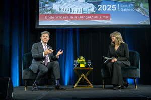 Peter Routledge participe à un entretien informel à l'occasion de la Conférence nationale sur l'assurance au Canada 2025