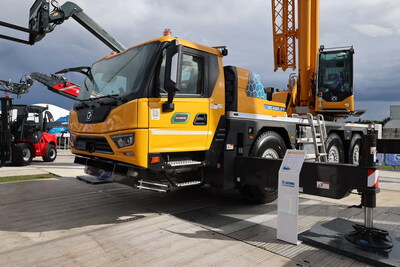 XCMG introduces the industry's first hybrid all-terrain crane XCA60_EV at Vertikal Days in the UK.