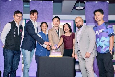 AF Taoyuan Yiwen Taiwan – Left to right: Taoyuan City Government, Department of Sports (Representative of the Taoyuan Mayor), Steven Weddle – Investor,  Chen Mei Mei - Taoyuan City Councilor, General Manager Daniel Lee, Kelly Lei, Mark De Joya, Derrick Calixto - Anytime Fitness Taiwan leaders and partners