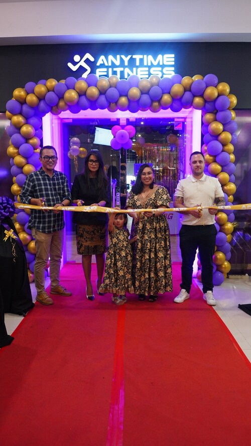 AF Citimall Cimanggis Indonesia Left to right: 1. Teguh Eko Wirdhani - Director, Prima Vita Indonesia 2. Teges Prita Soraya - Director, Citimall Cimanggis 3. Chinie Nepomuceno Concepcion - President Director, Prima Vita Indonesia 4. Nick Cowpar, Chief Commercial Officer, Inspire Brands Asia