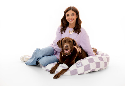 Purina brand partner Sarah Hyland and her beloved dog Boo cozy up together in the Courageous Together Collection pet bed. Inspired by her own journey and the comfort a pet can provide during difficult times, Sarah teamed up with Purina to launch this curation of items benefiting RedRover in support of the Purple Leash Project. (PRNewsfoto/Purina)