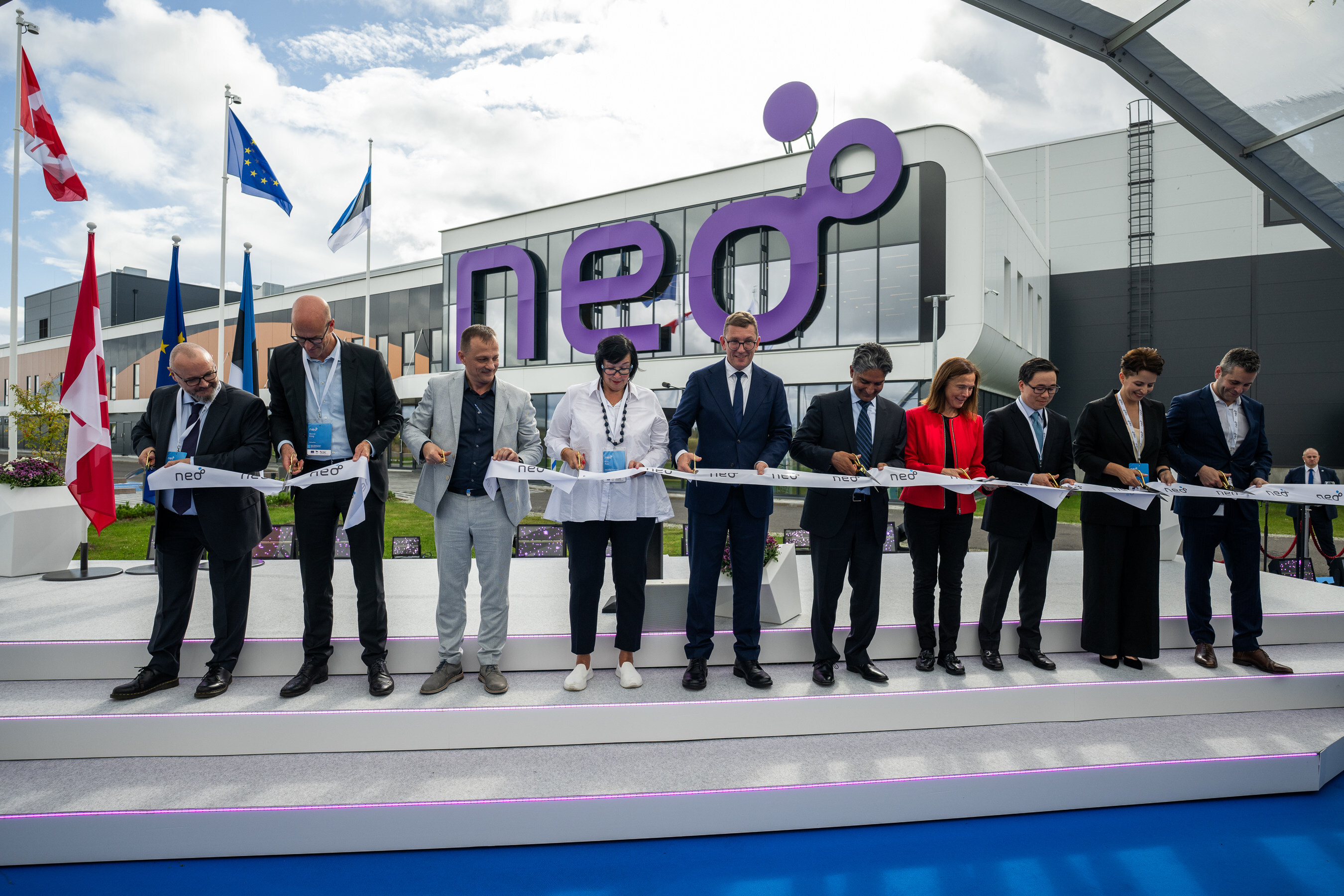 Estonia Magnet Plant Opening - Group ribbon cutting (CNW Group/Neo Performance Materials, Inc.)