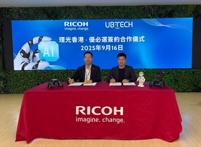 理光香港有限公司常務董事莊禮基先生（左）與優必選海外謍銷中心副總經理譚永洲先生（右）完成合約簽署。