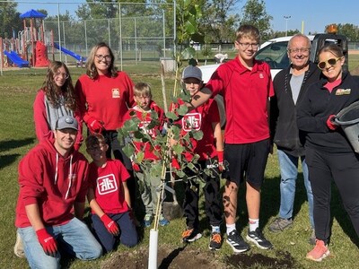 Dealer-Owner Erin Evenson and the team at Watrous Home Hardware Building Centre joined members of the Watrous Recreation Committee and families from the Watrous Minor Ball Association to plant trees in celebration of National Tree Day. The event was held on September 6 at the Watrous Sports Grounds in Watrous, Saskatchewan. (CNW Group/Home Hardware Stores Limited)