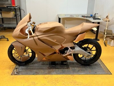 Damon Successfully Completes HyperSport Race Clay Modelling, Progressing Toward Combining Its AI-Enabled Platform with Advanced Hardware Design (CNW Group/DAMON Motors Inc.)