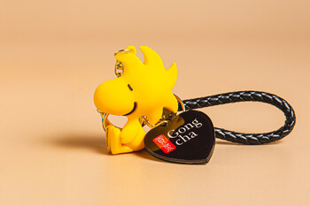 Woodstock keychain with Gong cha branded tag, part of the limited-edition PEANUTS Surprise Cups.