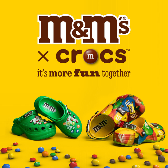 M&M'S et Crocs présentent la toute première collaboration entre les deux marques, qui réunit deux mondes dans un tourbillon de saveur et de mode pour surprendre et ravir les fans — parce que «C'est plus amusant ensemble».
