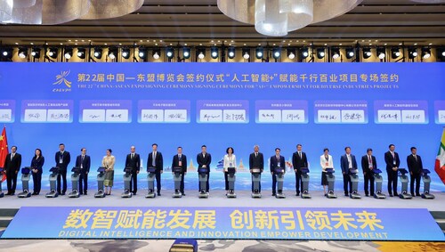 Signing ceremony (Photo courtesy of Guangxi Zhuang Autonomous Region Park Development and Investment Promotion Service Center)