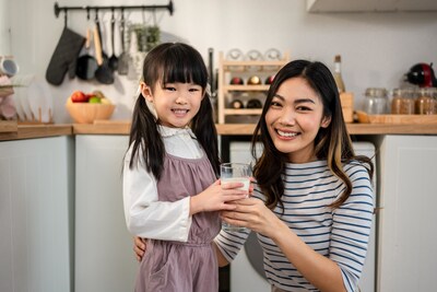 Untuk memberikan pengalaman belanja terpercaya bagi para ibu di Indonesia, salah satu inisiatif yang dilaksanakan Lazada adalah Program Jaminan Keaslian Susu di Lazada. Melalui program ini, Lazada memastikan seluruh produk susu formula yang dijual di kanal LazMall di Lazada adalah produk asli.