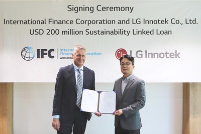 Jihwan Park, CFO (Executive Vice President, right) of LG Innotek, and Carsten Müeller, the IFC's Regional Industry Director for Manufacturing, Agribusiness, and Services in Asia and the Pacific at IFC, pose for a commemorative photo after concludinsg the Sustainability-Linked Loan (SLL) signing ceremony held recently in Seoul.