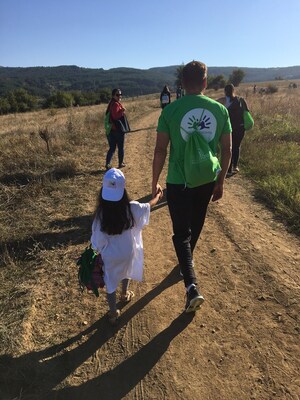 TELUS President and CEO Darren Entwistle, in 2018, at a tree planting initiative in Sofia, Bulgaria, where the TELUS Digital team planted nearly 12,000 trees, contributing to TELUS' quarter-century of environmental leadership. (CNW Group/TELUS Communications Inc.)