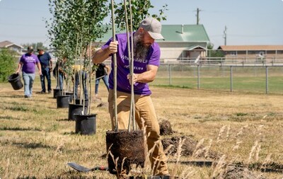 TELUS team members plant trees as part of the company's historic 25 million tree milestone. These nature-based climate solutions enhance biodiversity and accelerate carbon sequestration across Canada. (CNW Group/TELUS Communications Inc.)