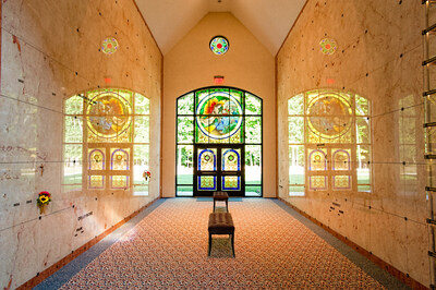 Explora la belleza y la magnificencia del cementerio y mausoleo de Maryrest en Mahwah, condado de Bergen, Nueva Jersey. Entra en el mausoleo de la capilla lleno de vidrieras clásicas, criptas cubiertas de mármol y nichos de cremación de vidrio, que proporcionan un ambiente de oración y meditación para conmemorar a tus seres queridos.