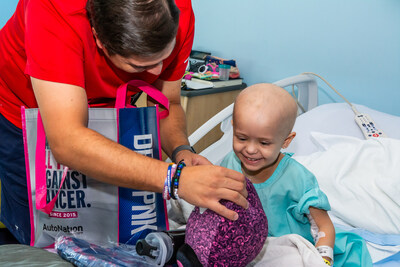 AutoNation Associates at headquarters in Fort Lauderdale, Florida, delivered Totes for Hope filled with comfort items to pediatric cancer patients at Joe DiMaggio Children’s Hospital. Associates united for a company-wide day of giving and delivered Totes to cancer facilities across the country.