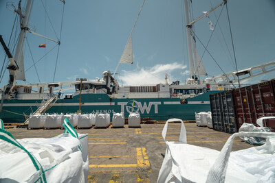 Coffee beans shipment coming from the ANEI cooperative in Colombia, and transported with the world’s largest commercial cargo sailboat. (CNW Group/Café William)