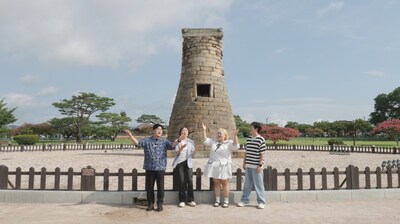 ▲ Singers Park Guyoon and NAVID, joined by comedians Hong Yunhwa and Kim Mingi, film the opening sequence of “Roll the City Marble: Gyeongju Edition!” in front of Cheomseongdae, Gyeongju’s historic observatory. Photo courtesy: Arirang TV