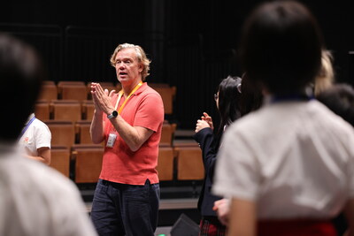 Royal Shakespeare Company Associate Learning Practitioner Sam Redford (Game of Thrones; Jurassic World: Fallen Kingdom) conducts a workshop for students. Royal Shakespeare Company Associate Learning Practitioner Sam Redford (Game of Thrones; Jurassic World: Fallen Kingdom) conducts a workshop for students.