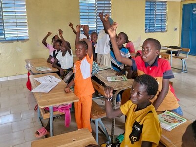 Para pelajar tengah berada dalam ruang kelas program remediasi bilingual ARED (PRNewsfoto/Yidan Prize Foundation)