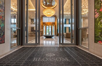 Blossom Hotel Houston Entrance