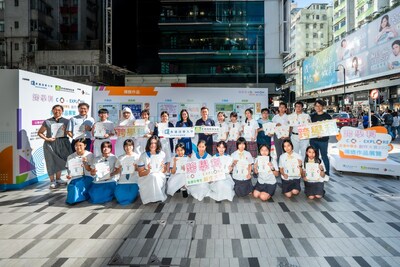 「跨學科·Co-Explore全港中學生創作大賽2025」得獎隊伍代表齊聚旺角The Forest，接受獎狀頒授。香港浸會大學跨學科本科課程部總監暨首席講師何詠茵博士（後排左七）及香港遊樂場協會副總幹事（文化及體藝部）饒奕明先生（後排左八）為得獎隊伍頒獎，並合影留念。