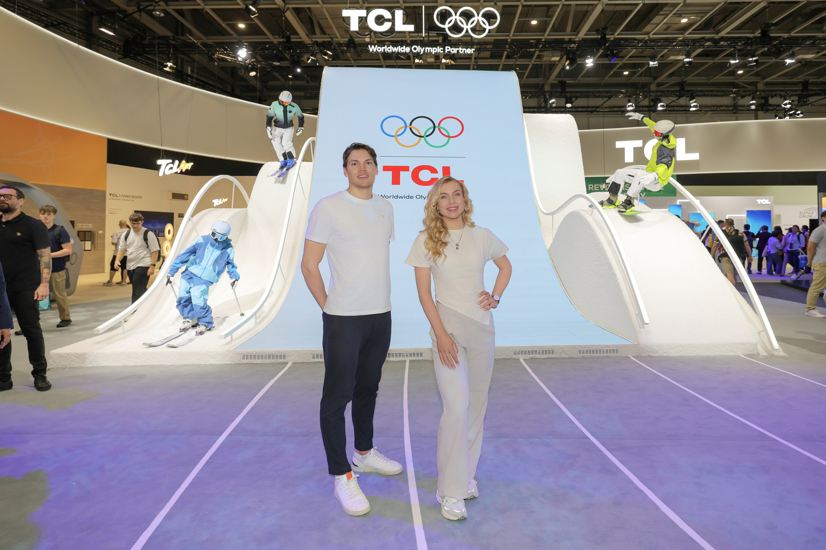 TCL víta na veľtrhu IFA 2025 v Berlíne ambasádorov tímu TCL Joy Beune a Alexa Vinatzera