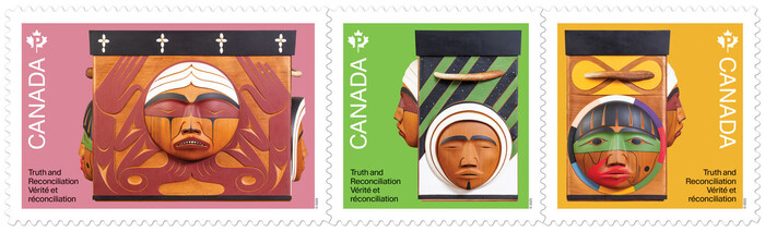 Les nouveaux timbres sur la v&#233;rit&#233; et la r&#233;conciliation illustr&#233;s d&#8217;une bo&#238;te en bois cintr&#233; (Groupe CNW/Postes Canada)