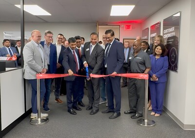 The Honorable Mayor of Springdale, Lawrence Hawkins, III joins Microland leaders in the Cincinnati Technology Delivery Center inauguration (PRNewsfoto/Microland Limited)