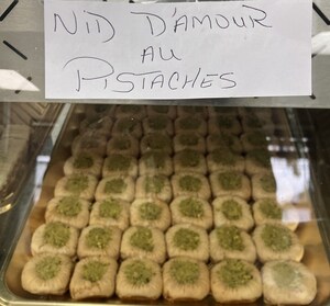 Avis de ne pas consommer de nid d'amour aux pistaches, une pâtisserie préparée et vendue par l'entreprise Pâtisserie Villeray