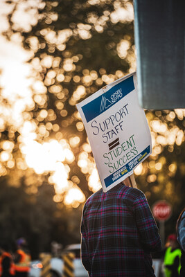 A striking college support staff worker walks the early morning picket line. (CNW Group/Ontario Public Service Employees Union (OPSEU))