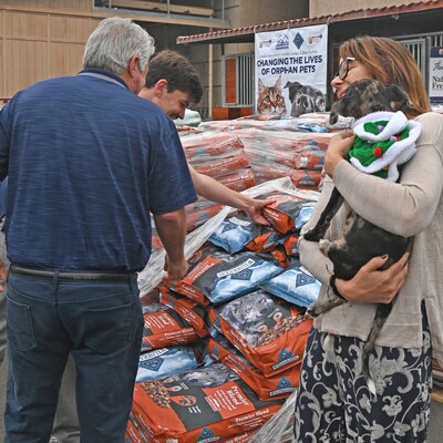 Rescue organizations throughout Southern California and New York are receiving bags of pet food for their orphan pets thanks to the generosity of Blue Buffalo.