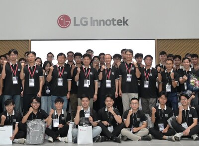 On September 27, engineering talents from Vietnam and LG Innotek officials, including S. David Roh(Senior Vice President and CTO, fourth from the left in the second row) and Lee Dong-hoon(Vice President and CHO, sixth from the left in the second row), posed for a commemorative photo at the optical R&D talent recruitment event held at LG Innotek’s Haiphong subsidiary in Vietnam. (PRNewsfoto/LG Innotek)