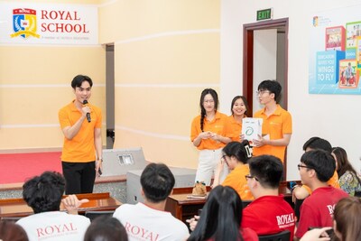 Hanwha Life’s university student finance mentors delivering financial education to local middle and high school students in Vietnam.