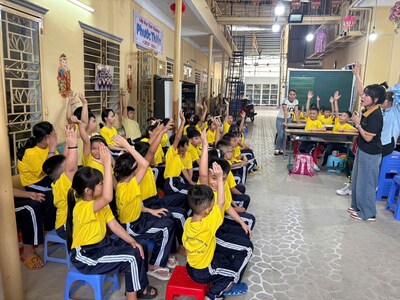 Sinh hoạt trò chơi Trung thu cùng lớp trẻ tình thương tại chùa Phước Thiện