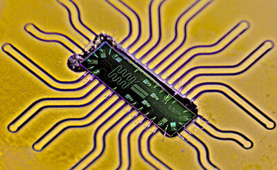 Image of an EeroQ quantum device for single electron trapping and control. The entire device can be operated at temperatures above 1 K.