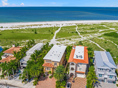 The property (pictured at center-left) enjoys a large, 0.81-acre parcel directly on Bean Point Beach, located at the northern tip of Anna Maria Island and one of west coast Florida’s most exclusive residential enclaves. OceanfrontLuxuryAuction.com.
