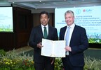 IQAir CEO Frank Hammes and Governor of Bangkok H.E. Chadchart Sittipunt present landmark clean air partnership at signing ceremony. Source: IQAir.