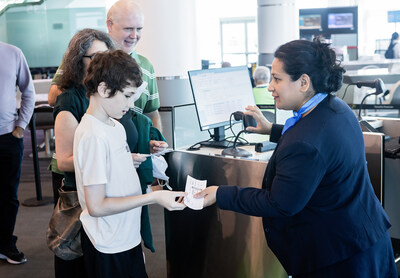 Toronto Pearson, Air Transat and Autism Ontario host immersive airport familiarization tour for individuals with autism and neurodivergent needs (CNW Group/Greater Toronto Airports Authority)